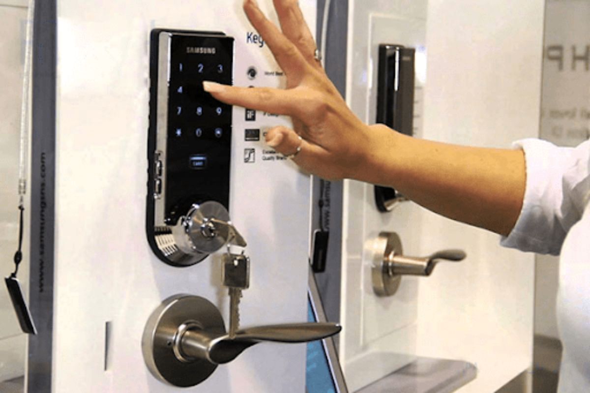 Lắp khóa vân tay cho cửa gỗ