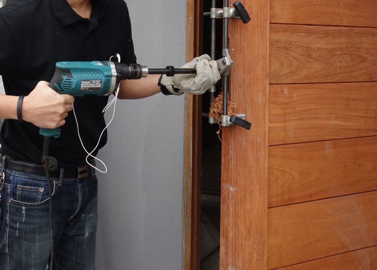 Lắp khóa vân tay cho cửa gỗ